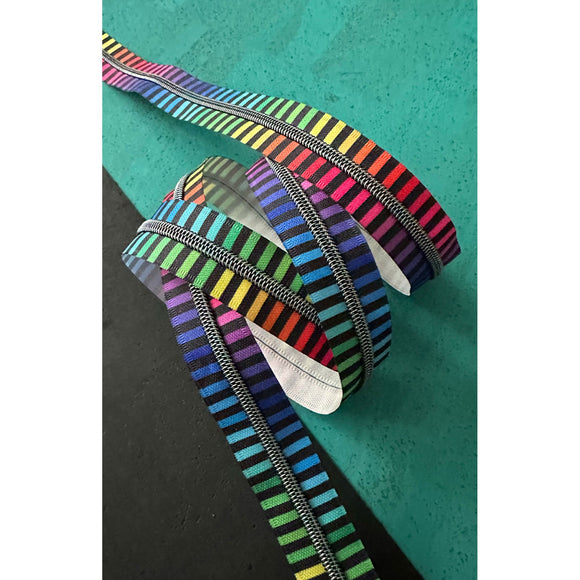 Sassafras Lane #5 Zipper, Wide Rainbow Stripe